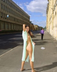 Питерская красотка оголилась на улице (эротика) (14 фотографий)