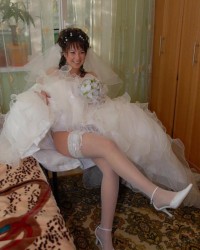 Невесты хвастают сексуальными ножками и бедрами