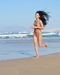Голая бегает по пляжу (61 фото)