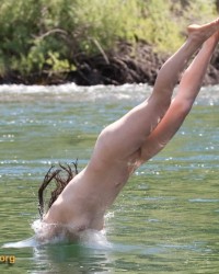 Девушки купаются без трусов (59 фото)
