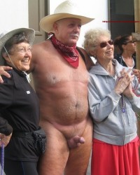 Старый нудист голый в присутствии одетых женщин (41 фото)